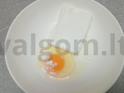 Sūrio bandelė su bekonu, kiaušiniu ir keptu sūriu Žingsnis 2