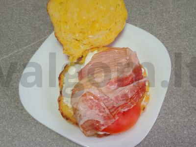 Sūrio bandelė su bekonu, kiaušiniu ir keptu sūriu Žingsnis 10