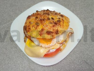 Sūrio bandelė su bekonu, kiaušiniu ir keptu sūriu pagrindine nuotrauka