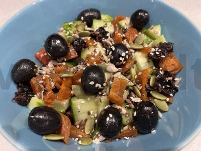 Daržovių salotas su džiovintais vaisiais ir alyvuogėmis pagrindine nuotrauka