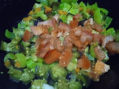 Makaronai su daržovėmis ir itališkais prieskoniais keptuvėje Žingsnis 2