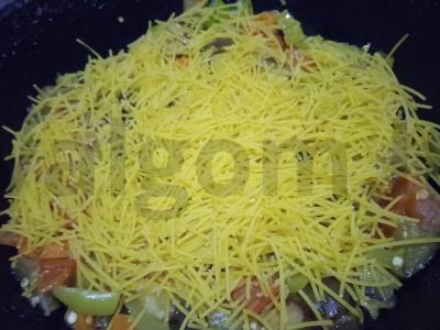 Makaronai su daržovėmis ir itališkais prieskoniais keptuvėje Žingsnis 4