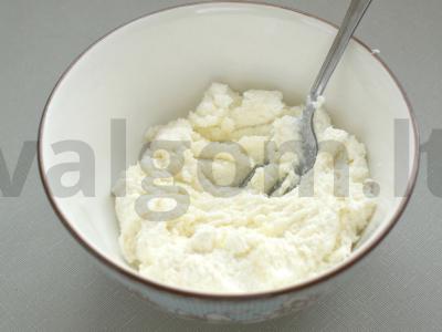 Varškės sūreliai su cukatais keptuvėje Žingsnis 1