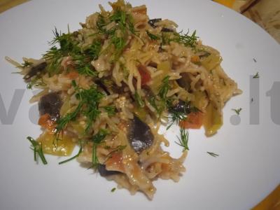 Makaronai su daržovėmis ir itališkais prieskoniais keptuvėje pagrindine nuotrauka