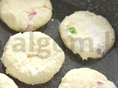 Varškės sūreliai su cukatais keptuvėje Žingsnis 4