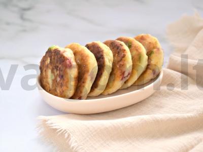 Varškės sūreliai su cukatais keptuvėje pagrindine nuotrauka