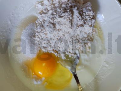 Aktyvūs blynai su kokosų aliejumi, karamele ir kondensuotu pienu Žingsnis 1