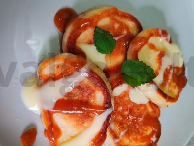 Aktyvūs blynai su kokosų aliejumi, karamele ir kondensuotu pienu pagrindine nuotrauka