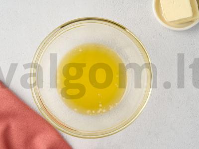 Mikrobangų krosnelėje kepti keksiukai su saldžiuoju pienu Žingsnis 1