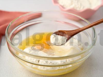 Mikrobangų krosnelėje kepti keksiukai su saldžiuoju pienu Žingsnis 2