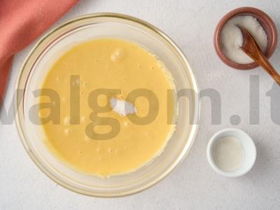 Mikrobangų krosnelėje kepti keksiukai su saldžiuoju pienu Žingsnis 3