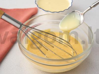 Mikrobangų krosnelėje kepti keksiukai su saldžiuoju pienu Žingsnis 4