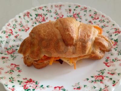 Kruasanas su bekonu ir korėjietiška morkyte pagrindine nuotrauka