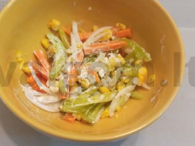 Salotas su grūdėta garstyčia ir kukurūzais pagrindine nuotrauka