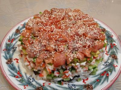 Sushi tortas su upėtakiu, avokadu ir varškės sūriu pagrindine nuotrauka