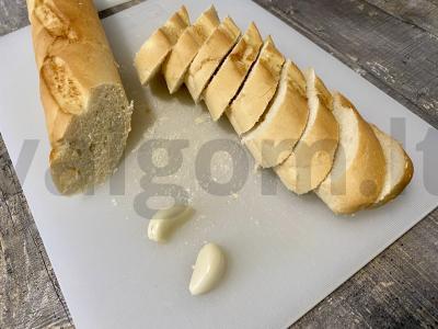 Mini brusketės su bekonu ir vyšniniais pomidorais Žingsnis 1