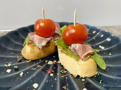 Mini brusketės su bekonu ir vyšniniais pomidorais pagrindine nuotrauka