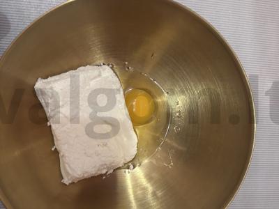 Sūrio blynai su kokosų drožlėmis Žingsnis 1