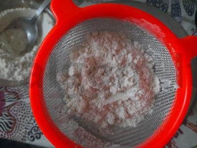 Blynai be pieno ir kiaušinių ananasų sultyse Žingsnis 1