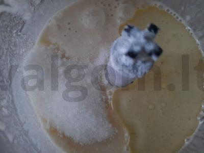 Blynai be pieno ir kiaušinių ananasų sultyse Žingsnis 2