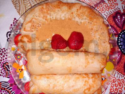 Blynai be pieno ir kiaušinių ananasų sultyse pagrindine nuotrauka