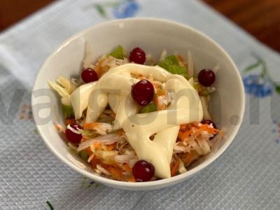 Daikon, morkų ir salotų salotos pagrindine nuotrauka