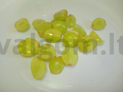 Desertas iš trijų rūšių vynuogių su kondensuotu pienu Žingsnis 1