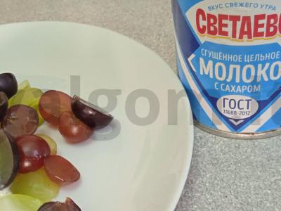 Desertas iš trijų rūšių vynuogių su kondensuotu pienu Žingsnis 4