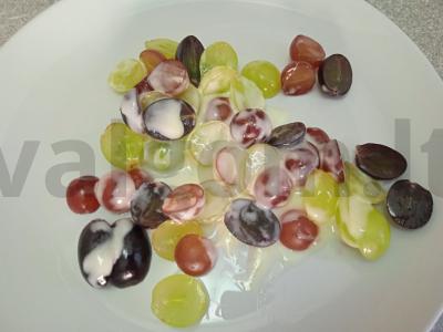 Desertas iš trijų rūšių vynuogių su kondensuotu pienu Žingsnis 5