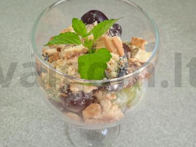 Desertas iš trijų rūšių vynuogių su kondensuotu pienu pagrindine nuotrauka