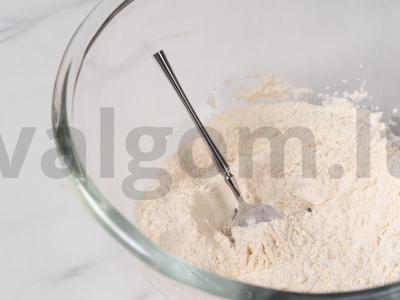 Dešrelės mieliniame tešloje be pakilimo Žingsnis 2