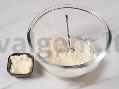 Dešrelės mieliniame tešloje be pakilimo Žingsnis 3