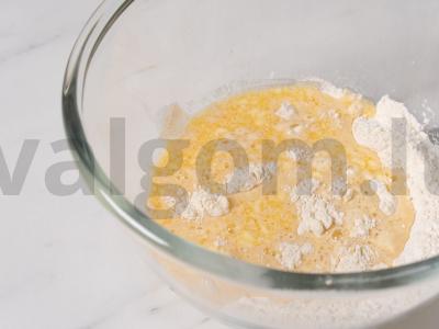 Dešrelės mieliniame tešloje be pakilimo Žingsnis 7