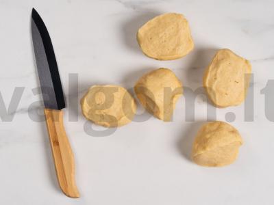 Dešrelės mieliniame tešloje be pakilimo Žingsnis 8