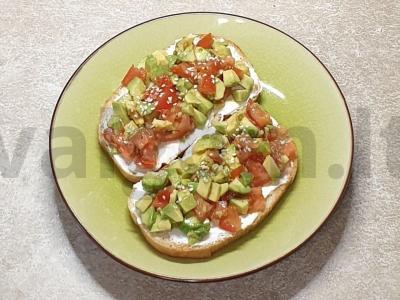 Traškūs tostai su avokadu ir pomidoru pagrindine nuotrauka