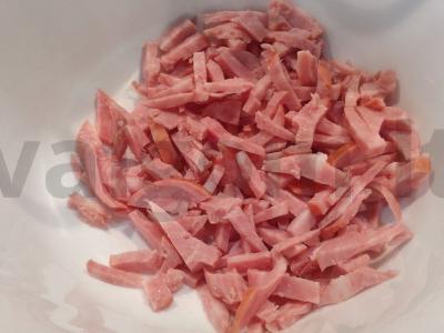 Nuostabi salotos su kumpiu, kukurūzais ir korėjietiška morkų salotomis Žingsnis 1