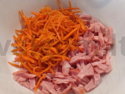 Nuostabi salotos su kumpiu, kukurūzais ir korėjietiška morkų salotomis Žingsnis 2