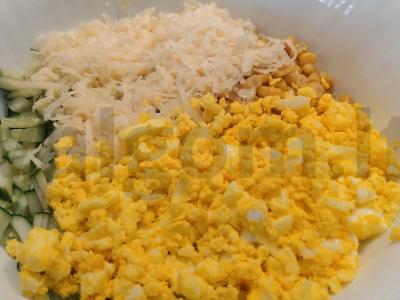 Nuostabi salotos su kumpiu, kukurūzais ir korėjietiška morkų salotomis Žingsnis 5