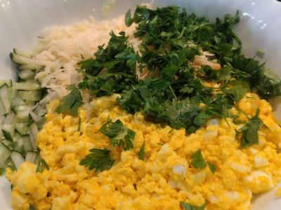 Nuostabi salotos su kumpiu, kukurūzais ir korėjietiška morkų salotomis Žingsnis 6