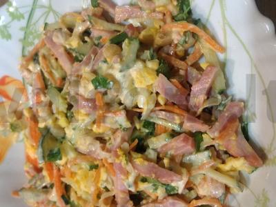 Nuostabi salotos su kumpiu, kukurūzais ir korėjietiška morkų salotomis pagrindine nuotrauka