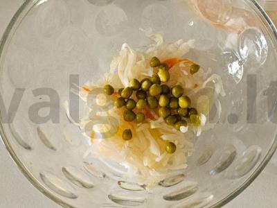 Burokėlių ir raugintų kopūstų salotas Žingsnis 1