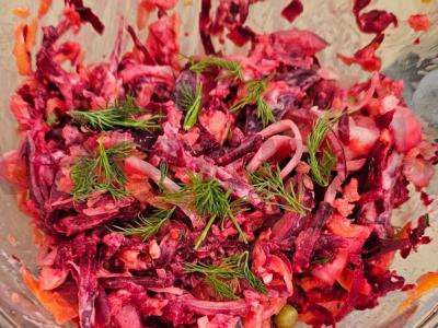 Burokėlių ir raugintų kopūstų salotas Žingsnis 4