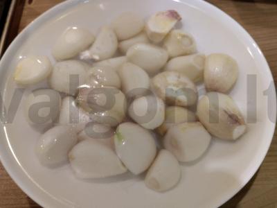 Skaniausias marinuotas česnakas žiemai Žingsnis 1