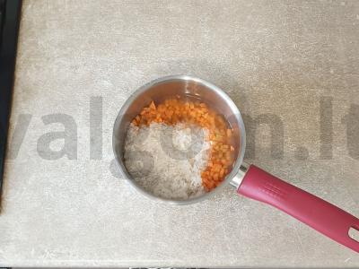 Troškintas ryžiai su morkomis Žingsnis 3
