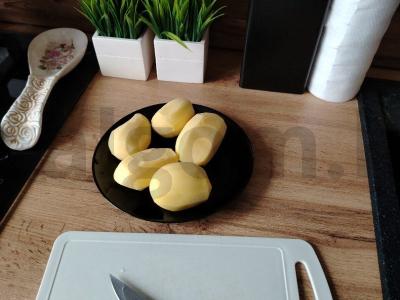 Bulvės su vištiena lėtoje viryklėje per 30 minučių Žingsnis 1