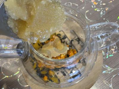 Juodasis arbata su šaltalankiais ir medumi imunitetui Žingsnis 3