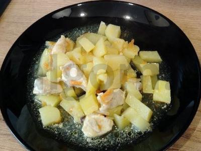 Bulvės su vištiena lėtoje viryklėje per 30 minučių pagrindine nuotrauka