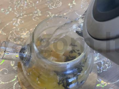 Juodasis arbata su šaltalankiais ir medumi imunitetui Žingsnis 4