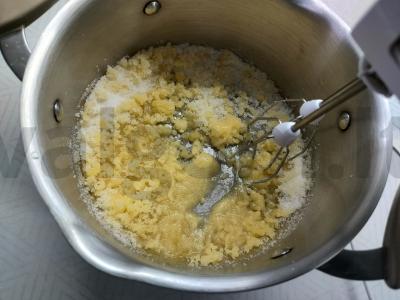 Kvietinių miltų keksiukas su vyšniomis Žingsnis 2