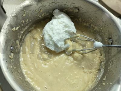 Kvietinių miltų keksiukas su vyšniomis Žingsnis 5